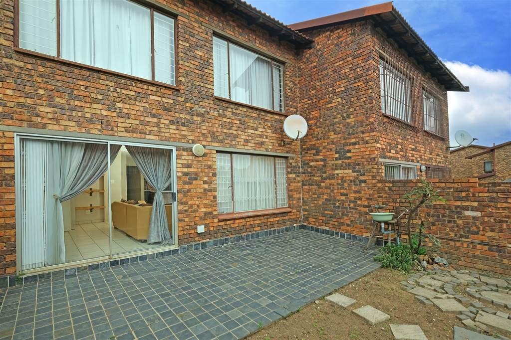 3 Bed Townhouse in Randpark Ridge photo number 2
