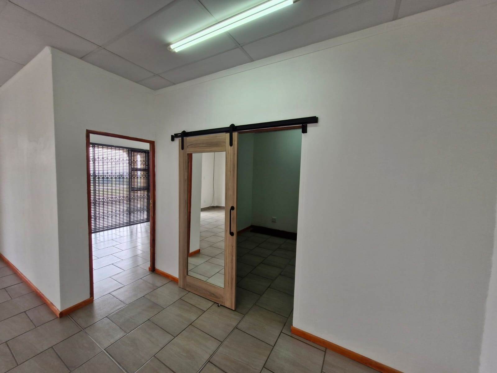 87  m² Commercial space in Witbank Central photo number 5