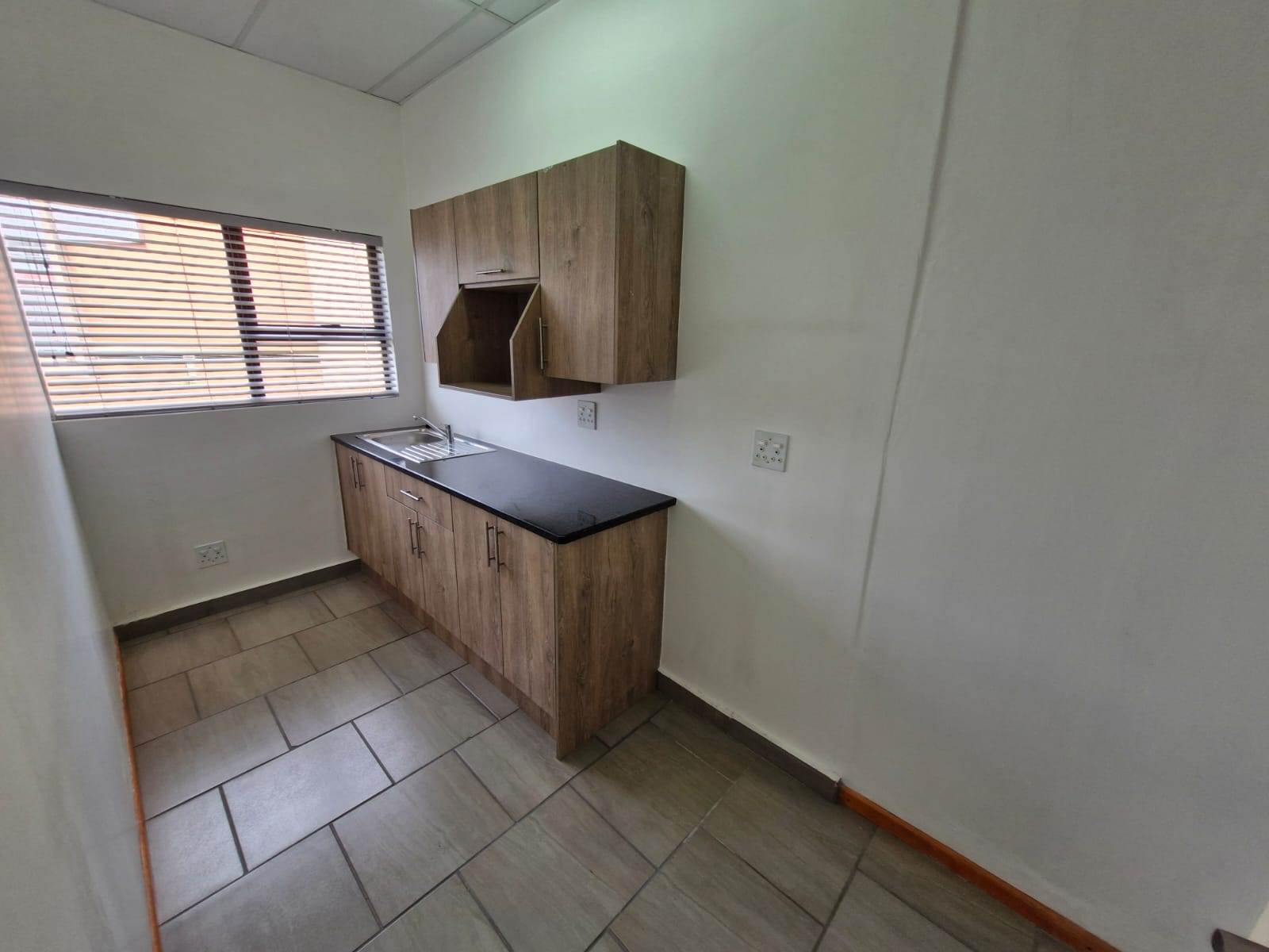 87  m² Commercial space in Witbank Central photo number 7