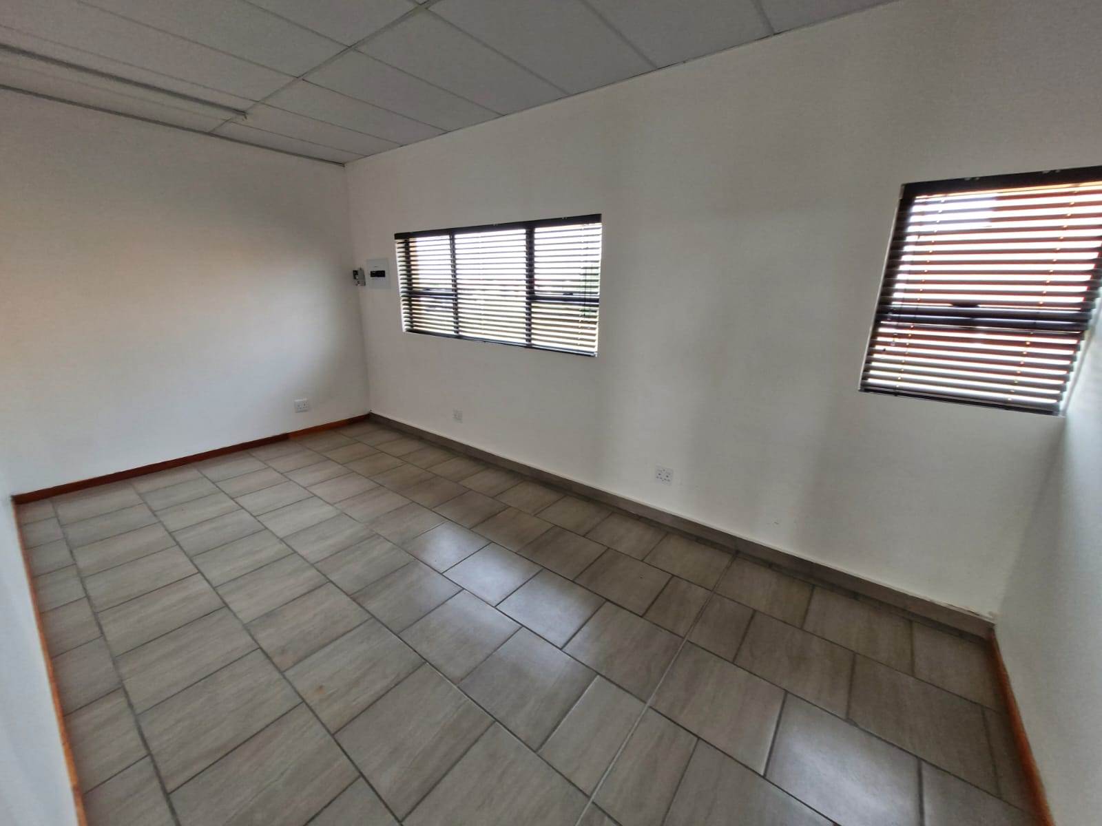 87  m² Commercial space in Witbank Central photo number 4