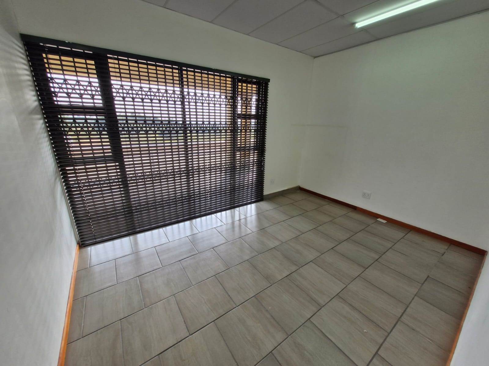 87  m² Commercial space in Witbank Central photo number 6