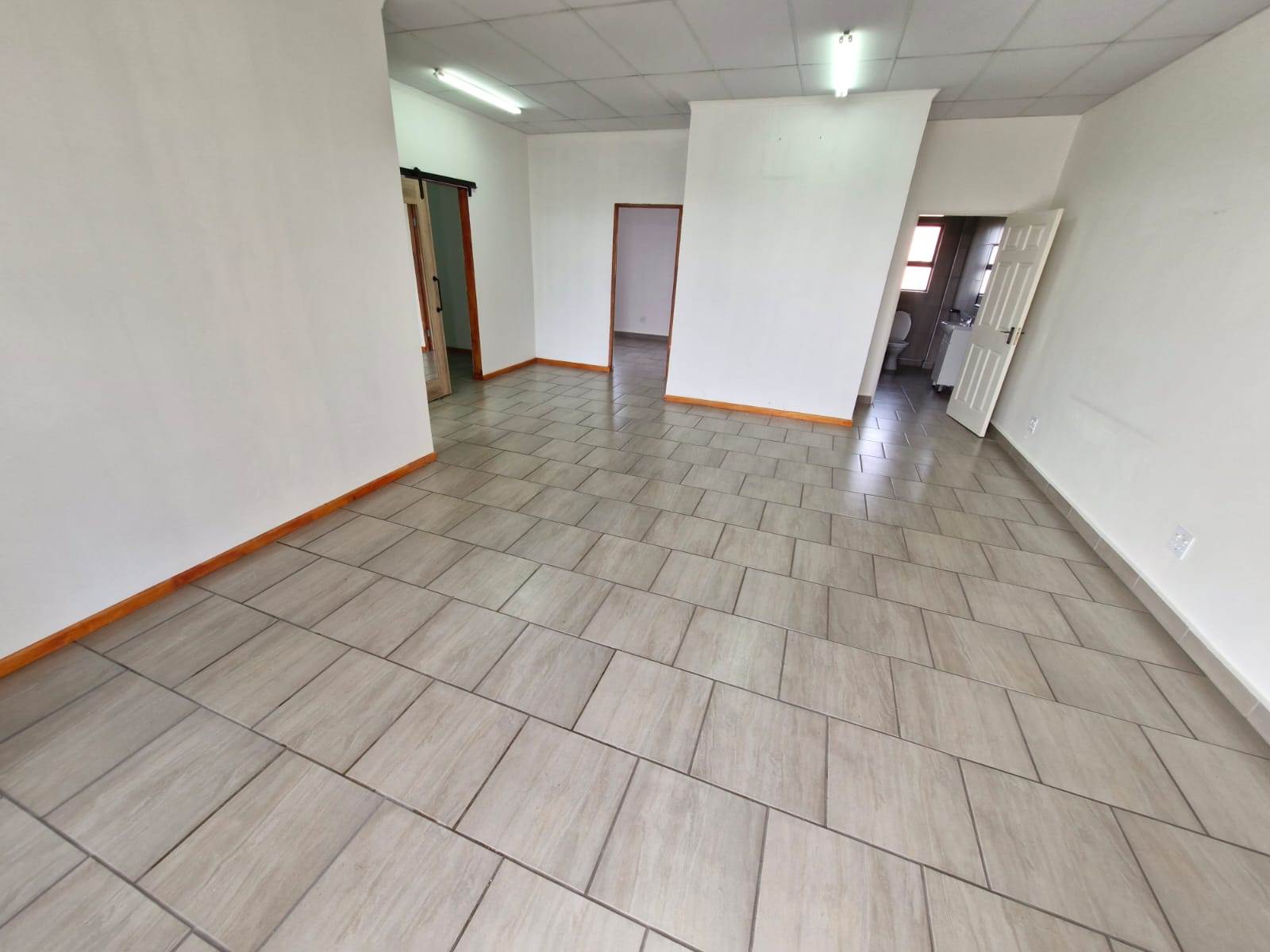 87  m² Commercial space in Witbank Central photo number 2