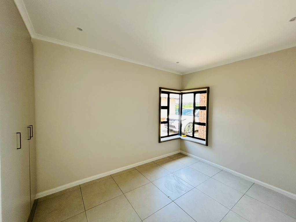 3 Bed House in Hazeldean (Silverlakes Surroundings) photo number 11