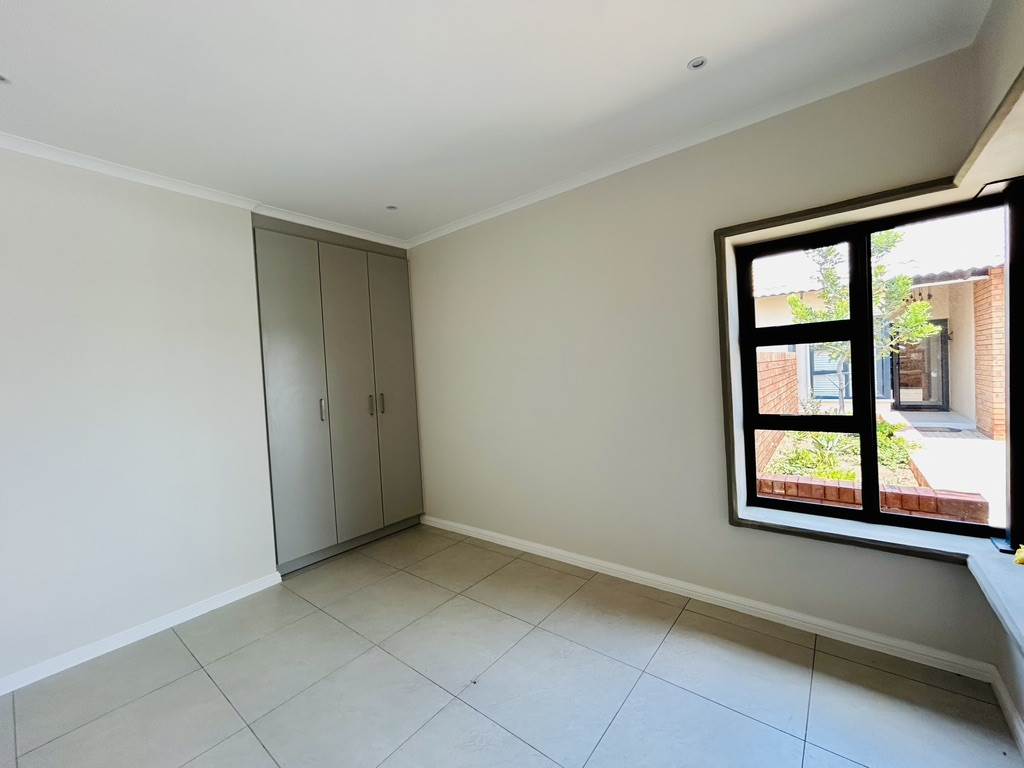 3 Bed House in Hazeldean (Silverlakes Surroundings) photo number 16