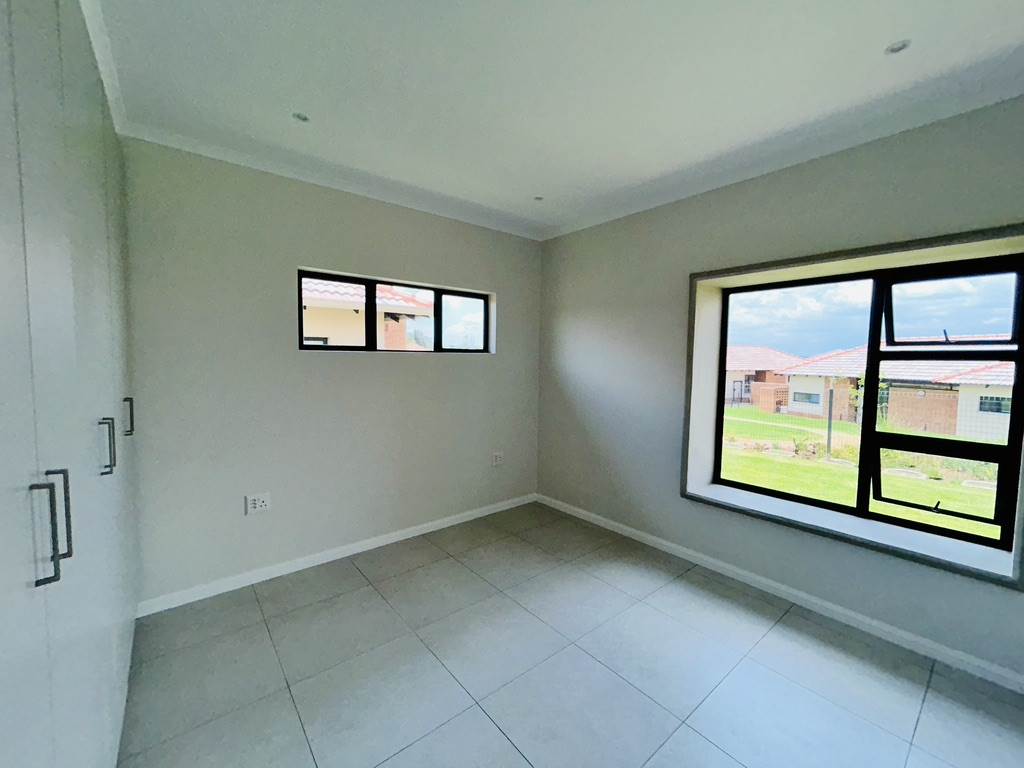 3 Bed House in Hazeldean (Silverlakes Surroundings) photo number 15