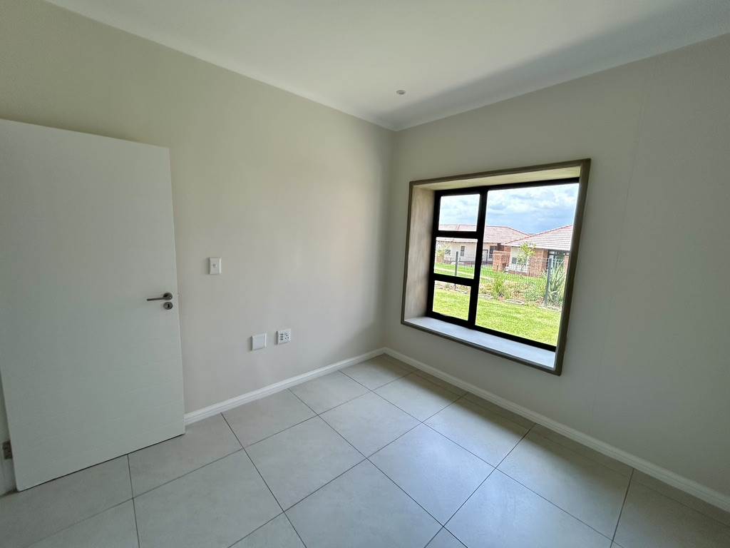 3 Bed House in Hazeldean (Silverlakes Surroundings) photo number 22