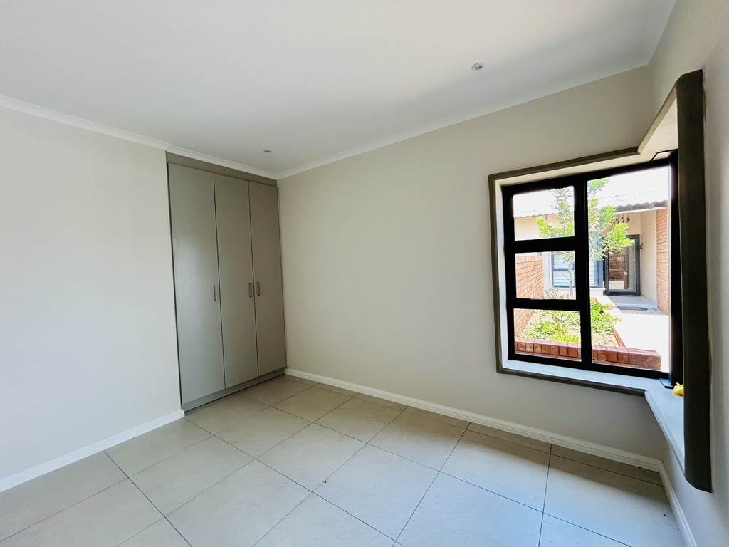 3 Bed House in Hazeldean (Silverlakes Surroundings) photo number 10