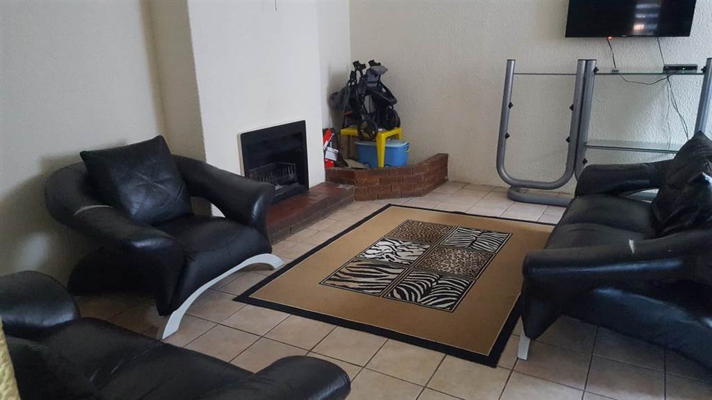 2 Bed House in Turffontein photo number 4
