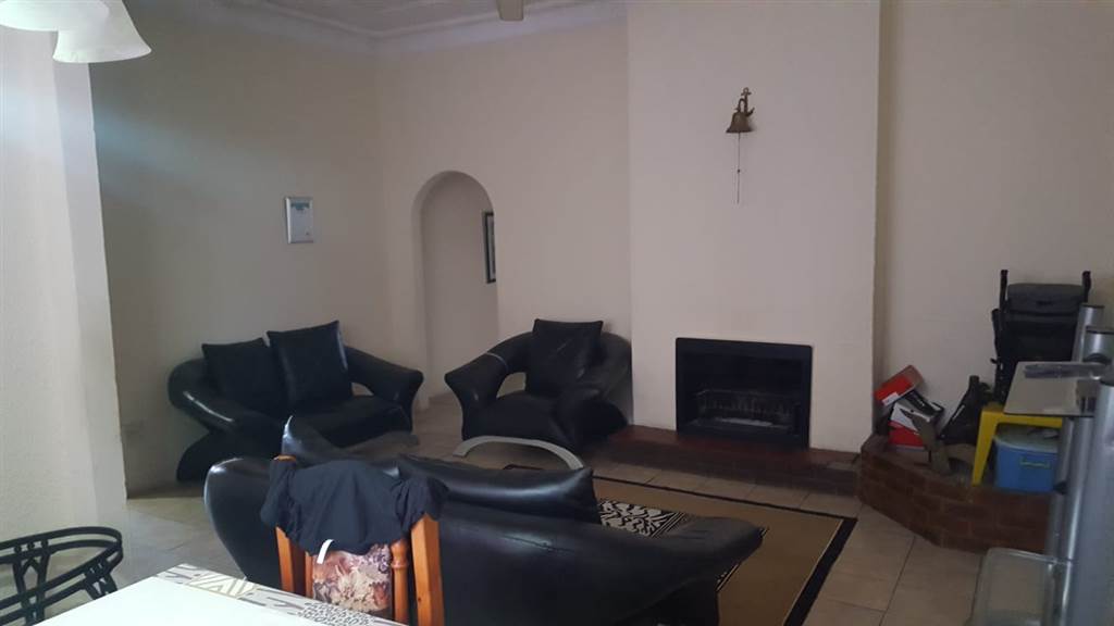 2 Bed House in Turffontein photo number 3