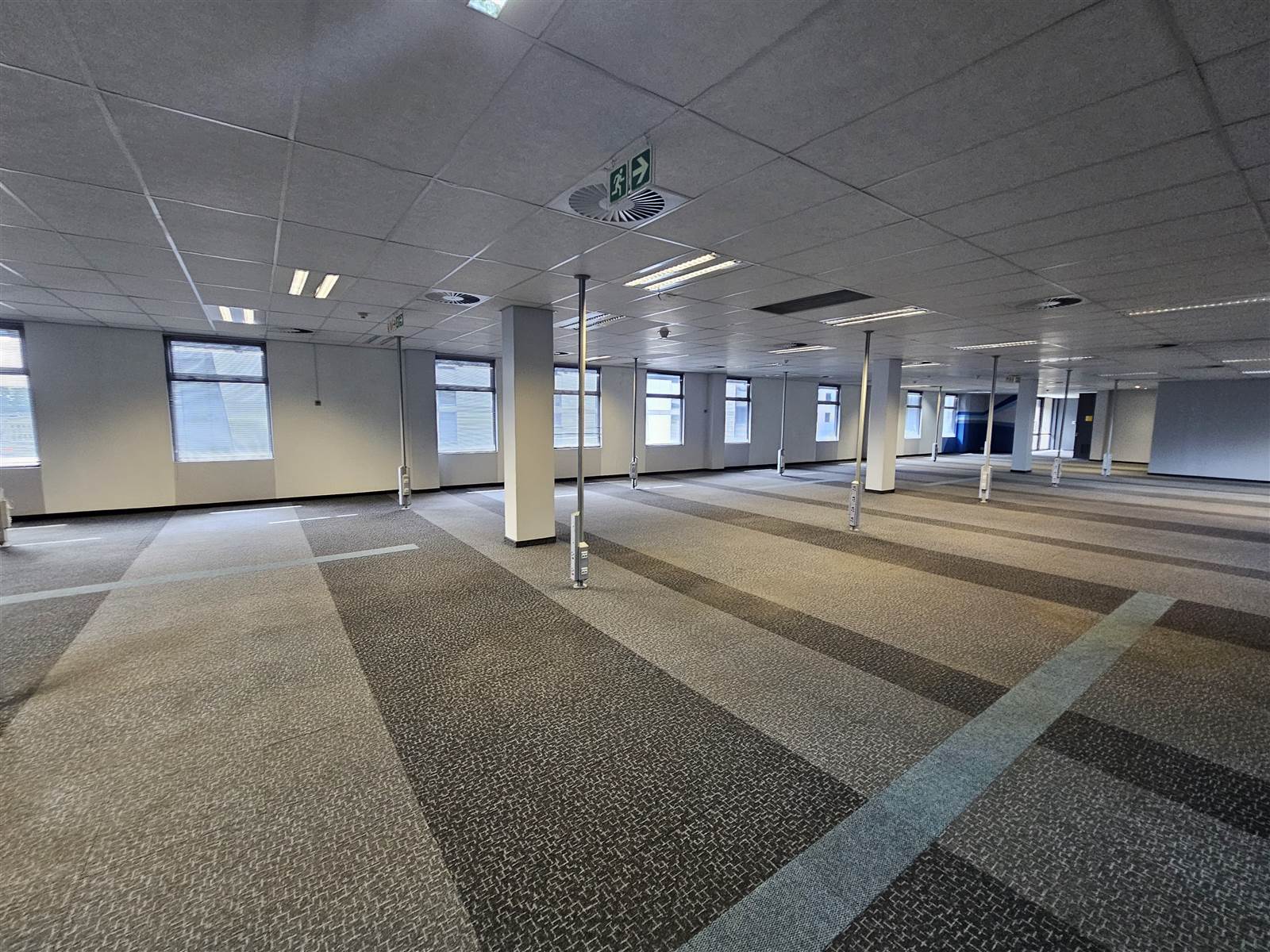 852.76  m² Commercial space in Menlyn photo number 8