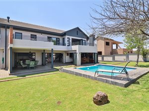 5 Bed House in Pebble Rock