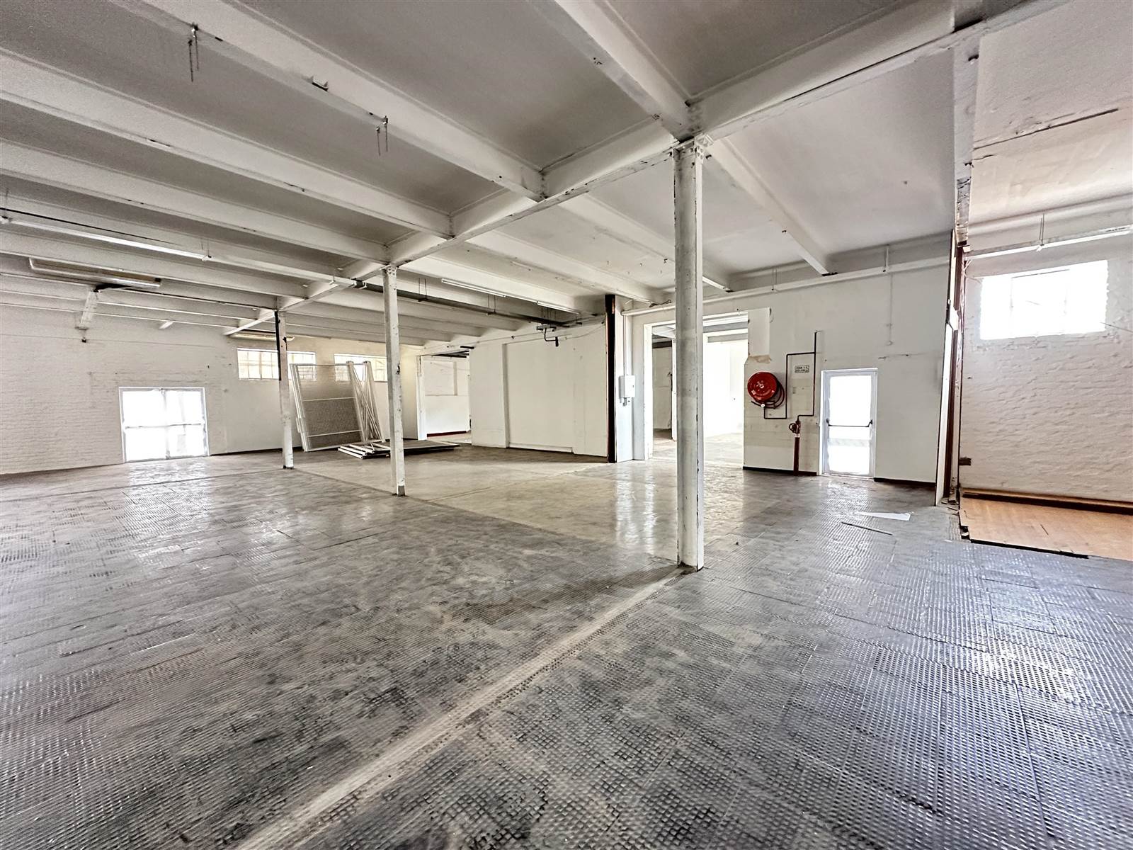 1004  m² Commercial space in Woodstock photo number 2