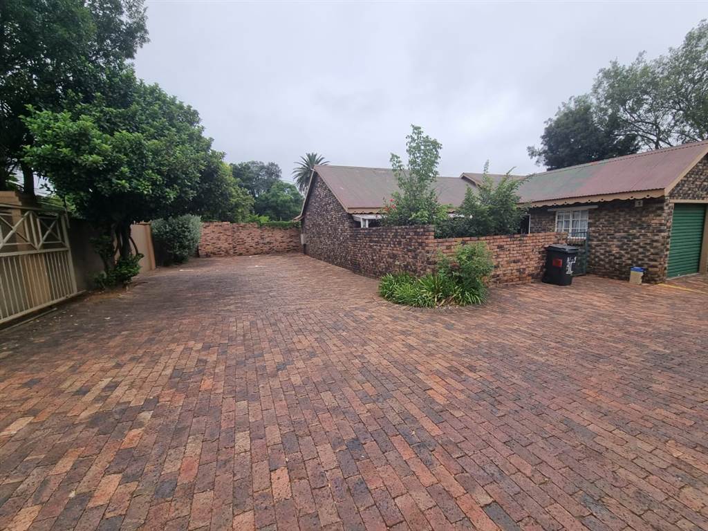 2 Bed House in Krugersdorp North photo number 3