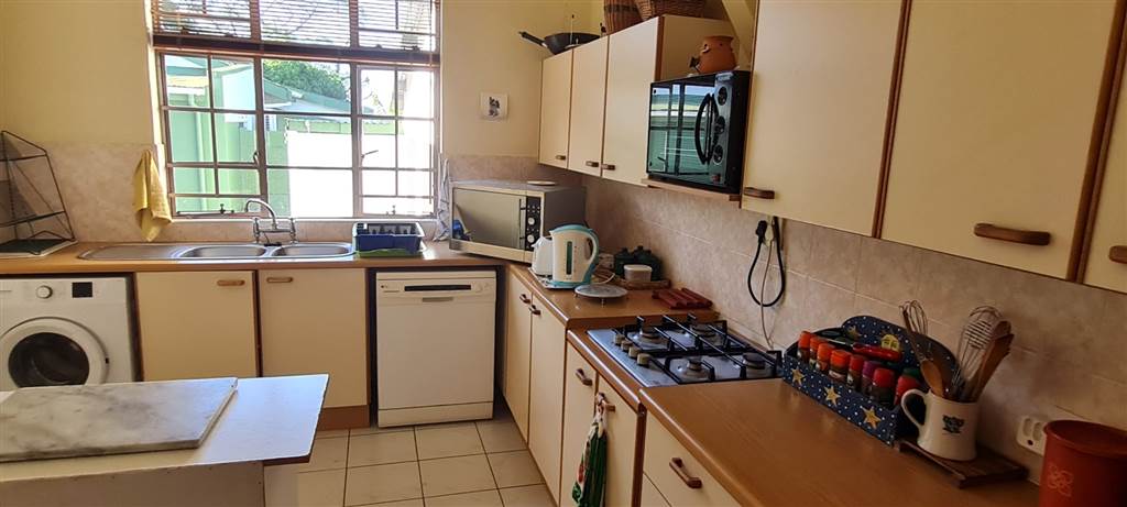 2 Bed Townhouse in Umtentweni photo number 9