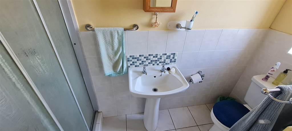 2 Bed Townhouse in Umtentweni photo number 14