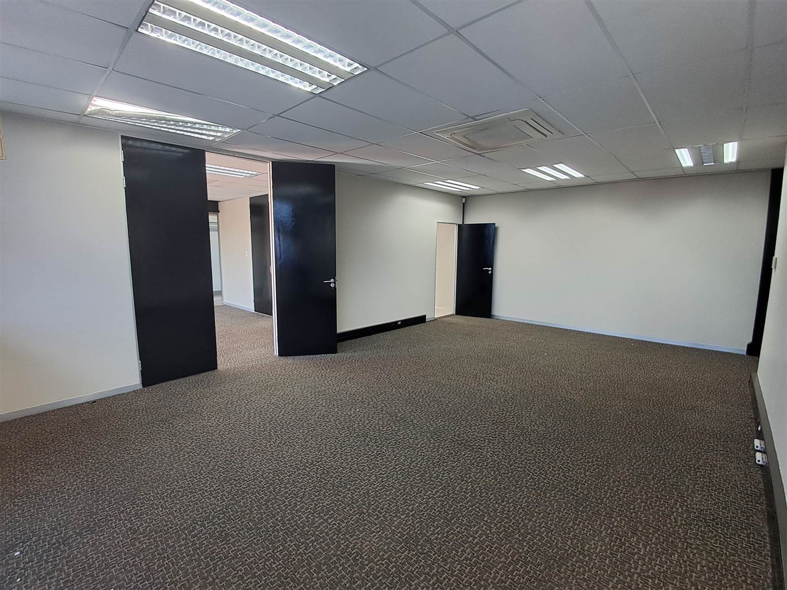 377  m² Commercial space in North Riding photo number 5