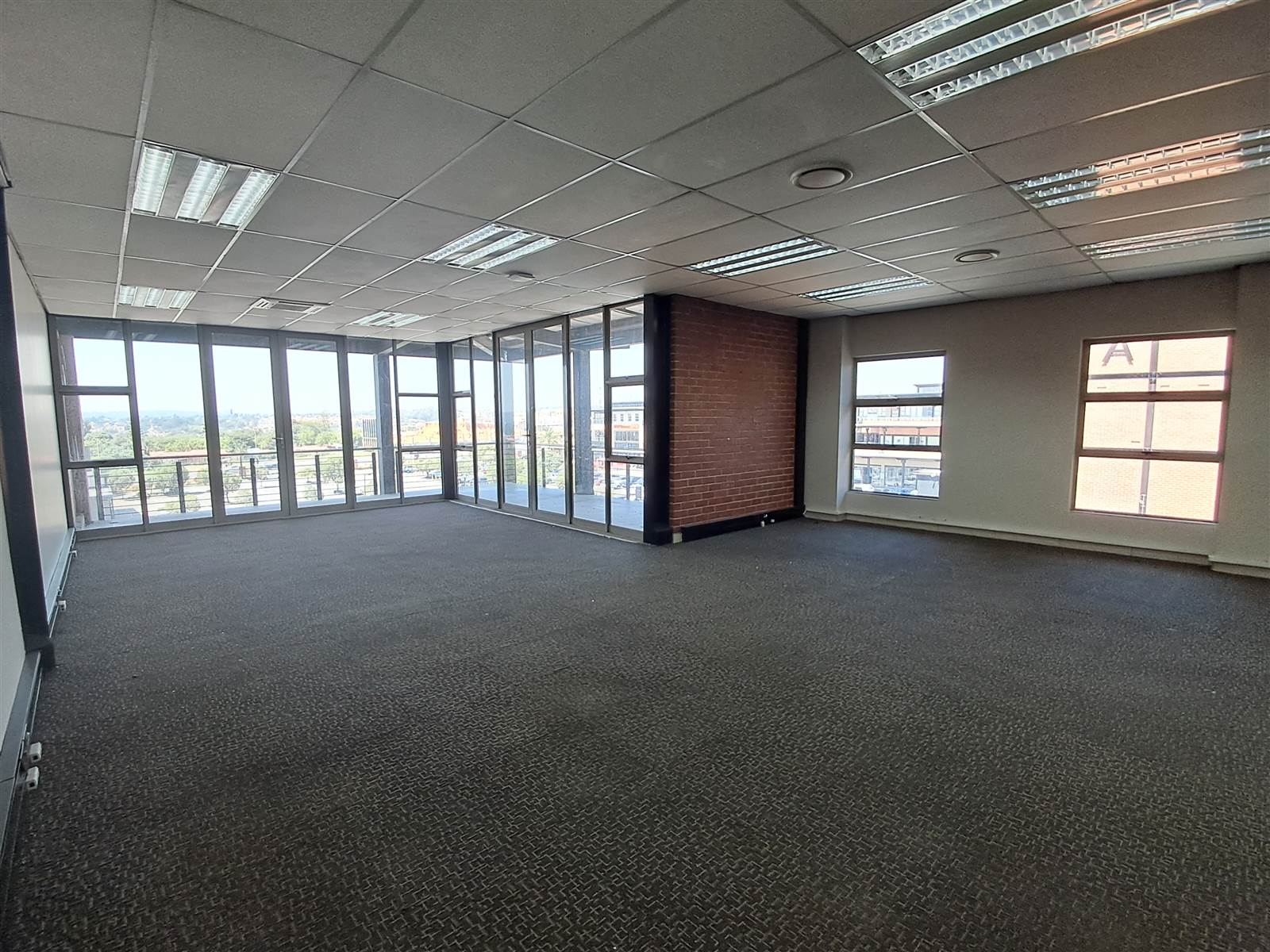 377  m² Commercial space in North Riding photo number 14