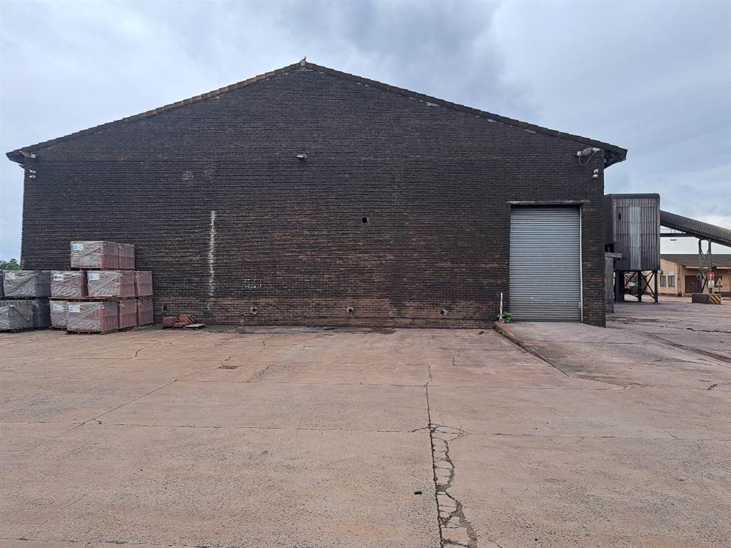 1555  m² Industrial space in Alton photo number 9