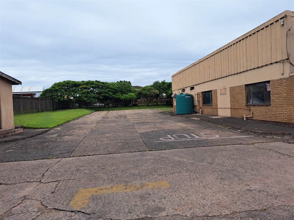 1555  m² Industrial space in Alton photo number 4