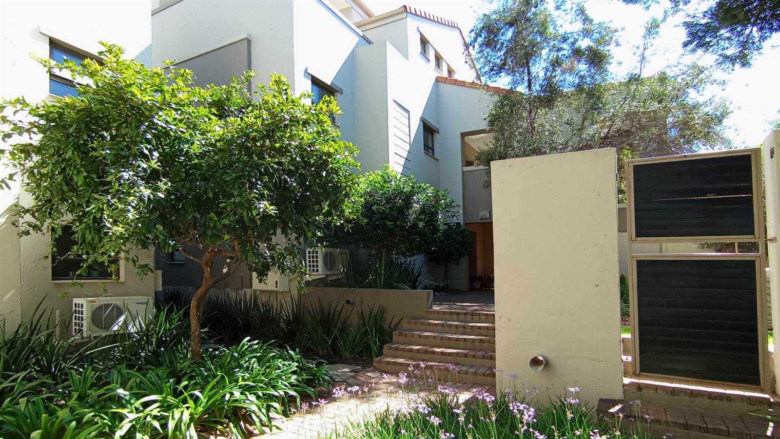 1 Bed Townhouse in Douglasdale photo number 1