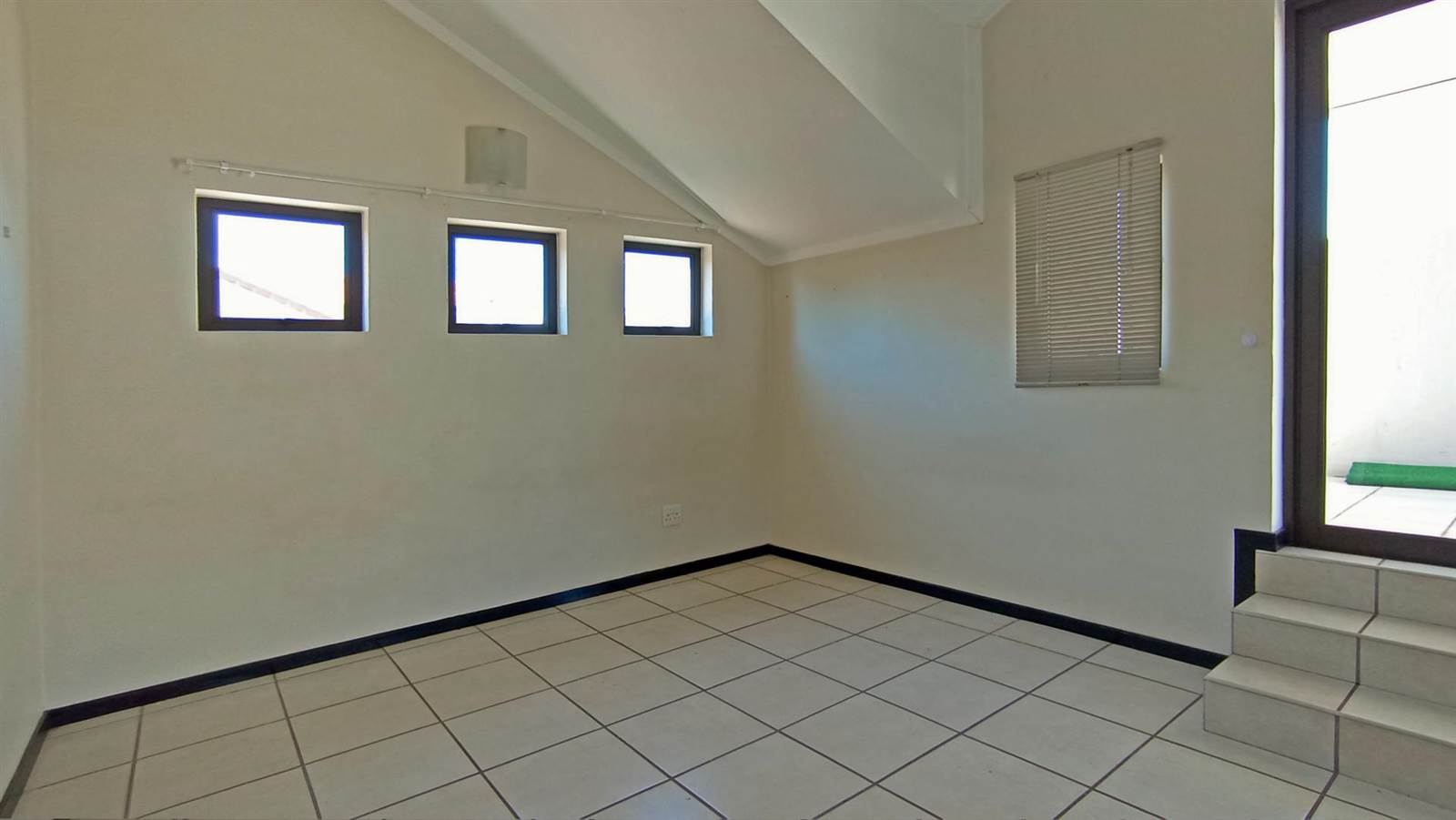 1 Bed Townhouse in Douglasdale photo number 12