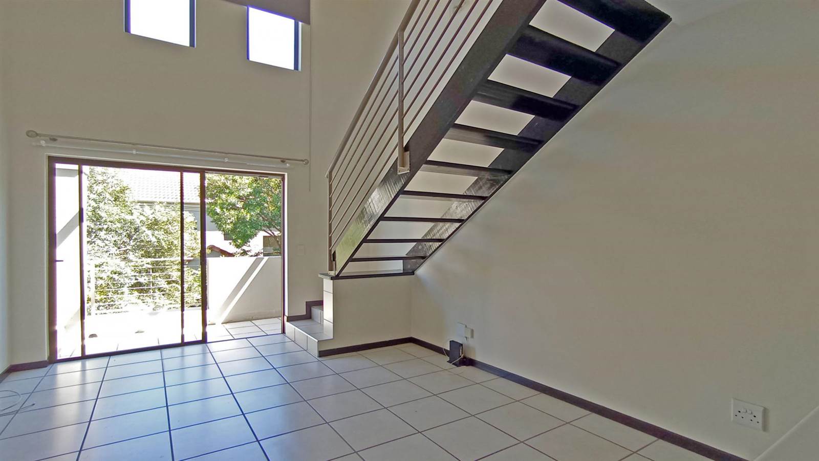 1 Bed Townhouse in Douglasdale photo number 4