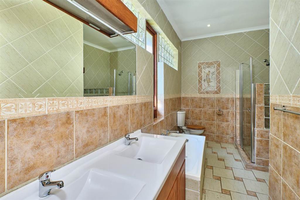 4 Bed House in Saxonwold photo number 14