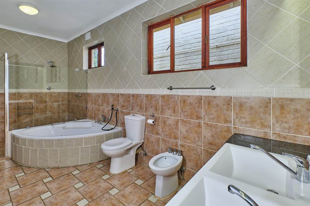 4 Bed House in Saxonwold photo number 15