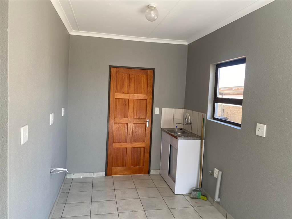 2 Bed House in Reiger Park photo number 5
