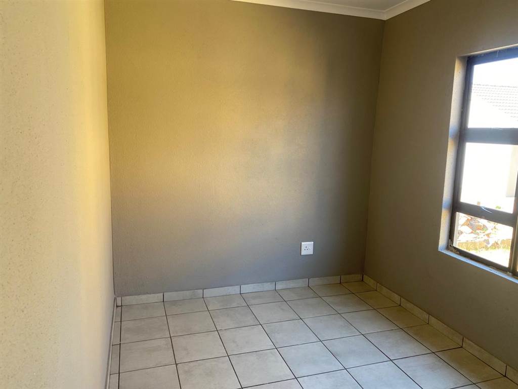 2 Bed House in Reiger Park photo number 8