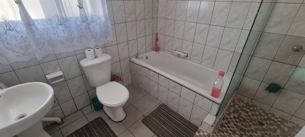 3 Bed Townhouse in Umtentweni photo number 19