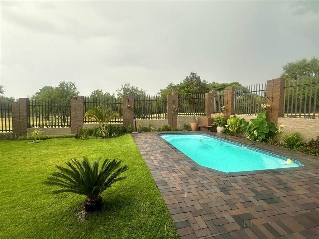 4 Bed House in Waterkloof East photo number 17