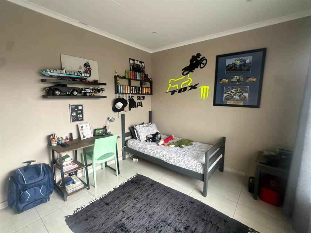 4 Bed House in Waterkloof East photo number 12