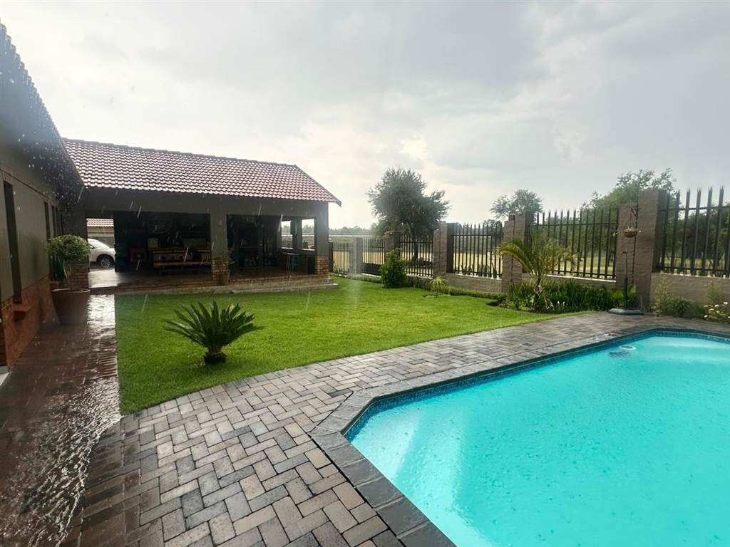 4 Bed House in Waterkloof East photo number 14