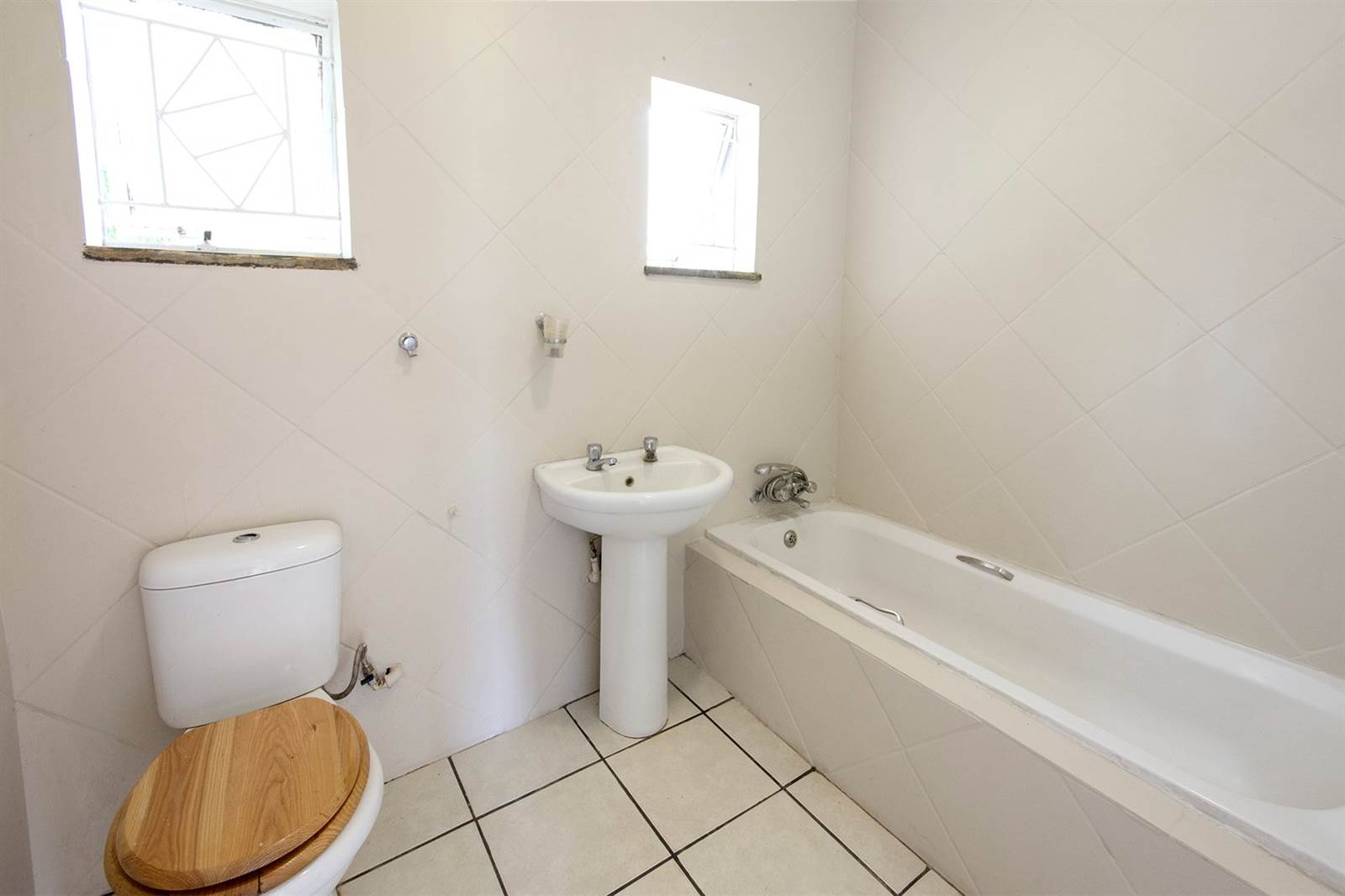3 Bed House in Rensburg photo number 4