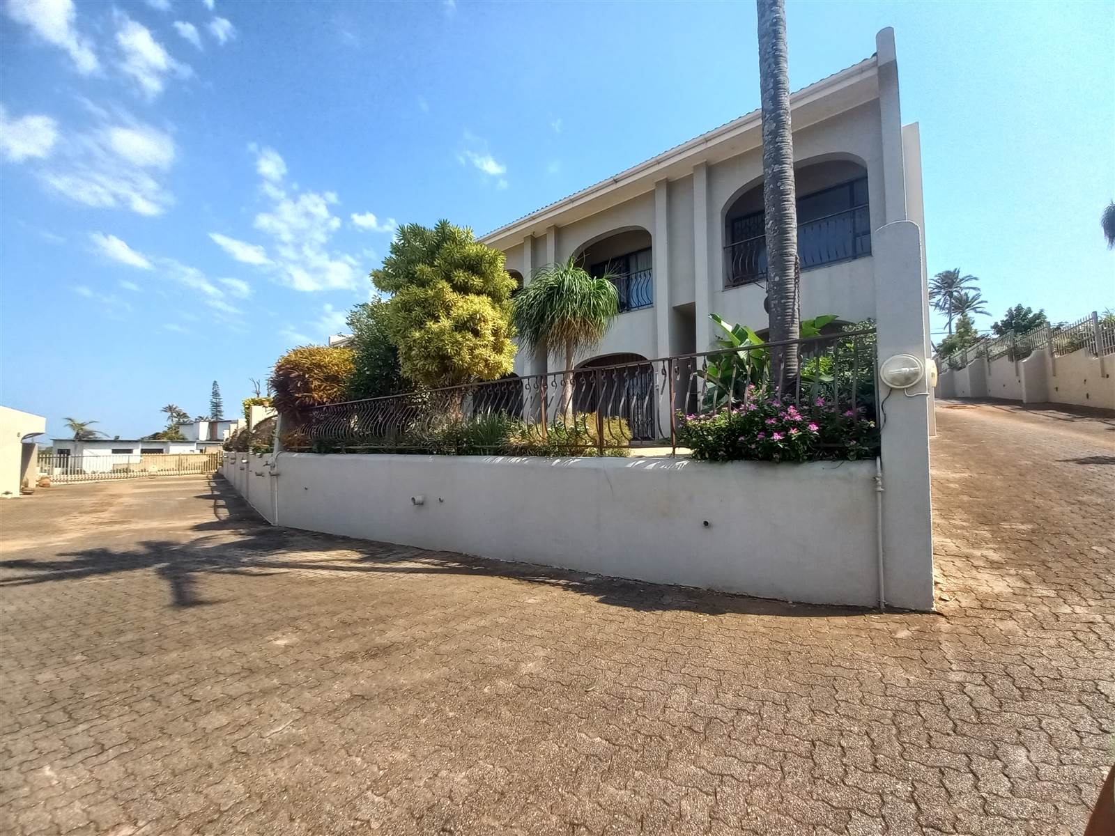 4 Bed Townhouse in Scottburgh South photo number 3