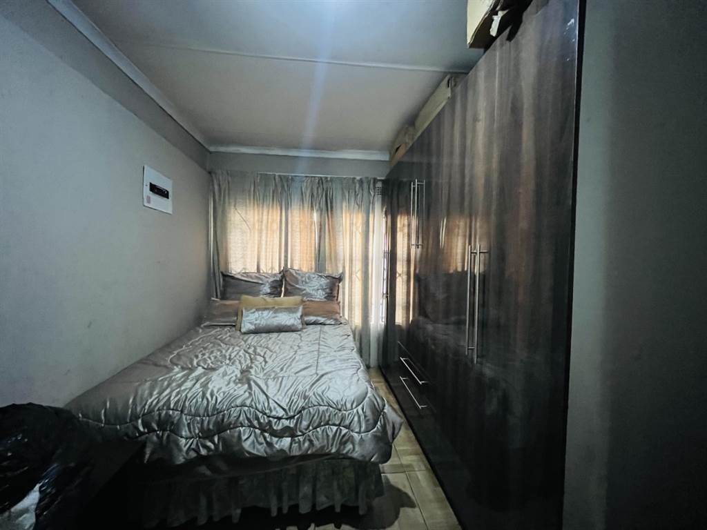 6 Bed House in Daveyton photo number 13