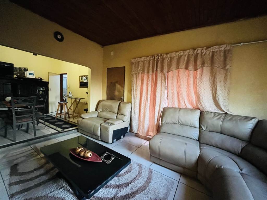 6 Bed House in Daveyton photo number 10