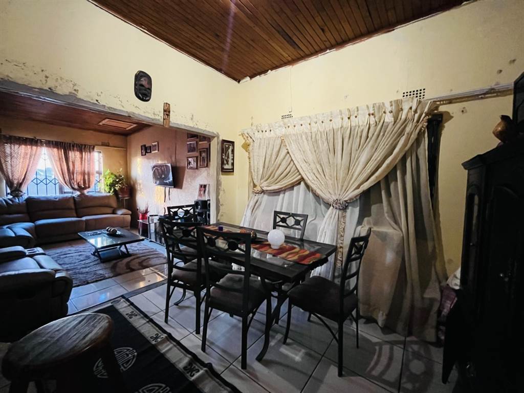 6 Bed House in Daveyton photo number 11