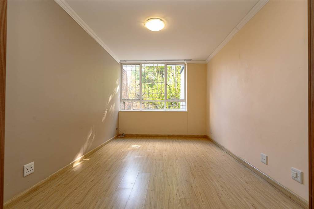 4 Bed Apartment in Benmore Gardens photo number 11