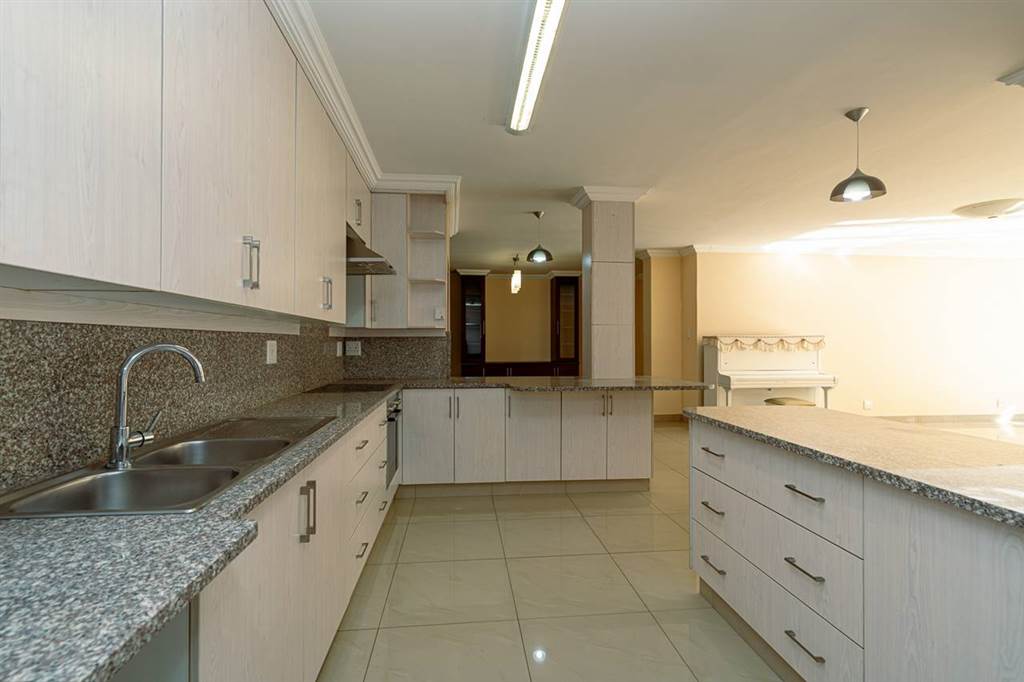 4 Bed Apartment in Benmore Gardens photo number 18