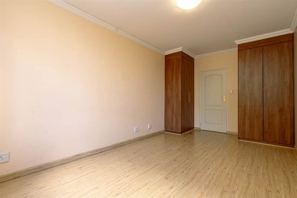 4 Bed Apartment in Benmore Gardens photo number 12