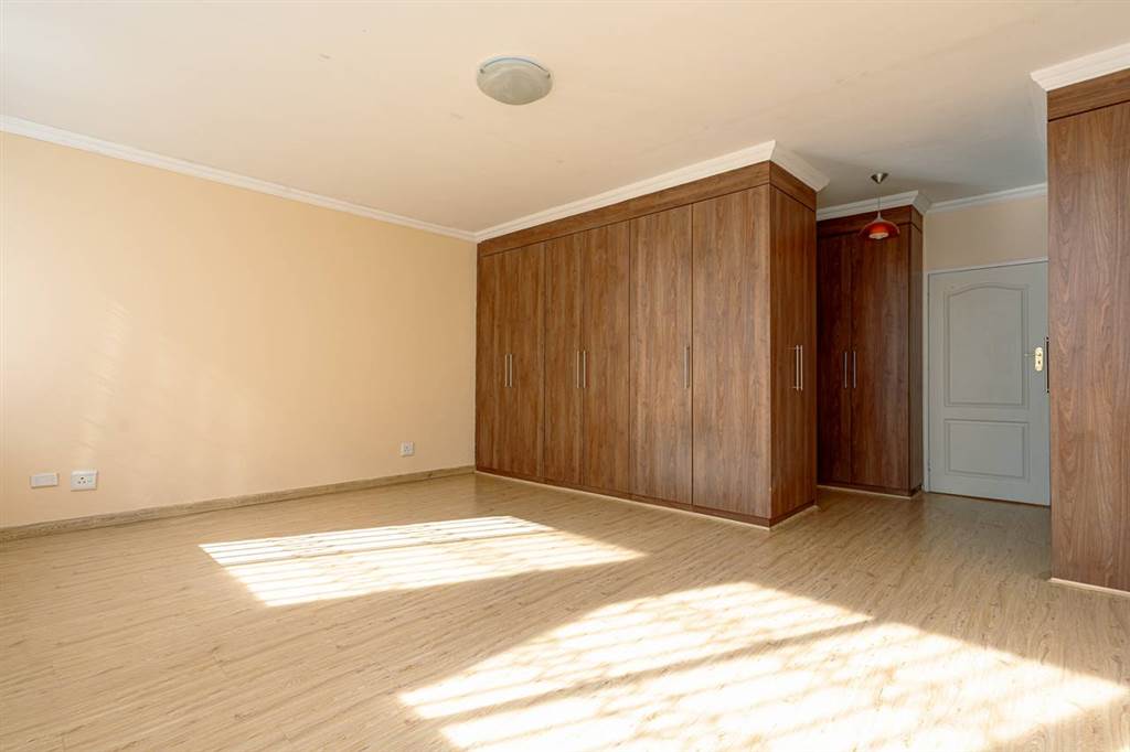 4 Bed Apartment in Benmore Gardens photo number 4