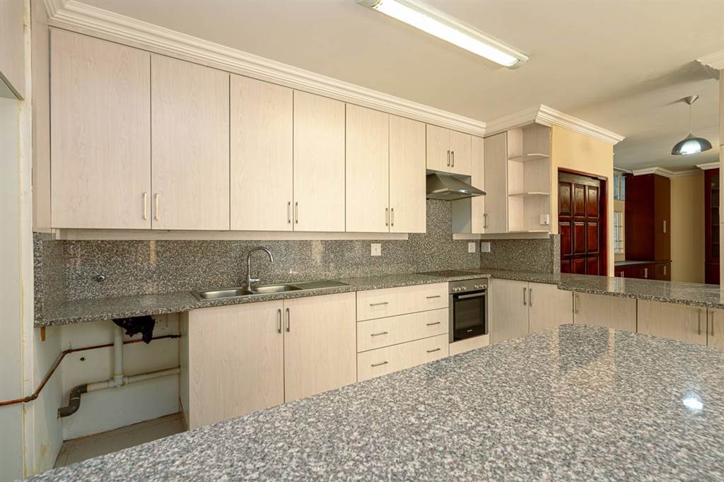 4 Bed Apartment in Benmore Gardens photo number 17