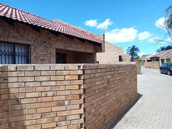 3 Bed Townhouse in Penina Park