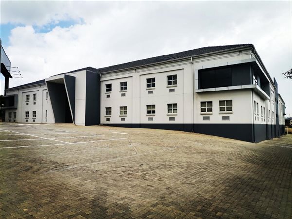 588  m² Commercial space