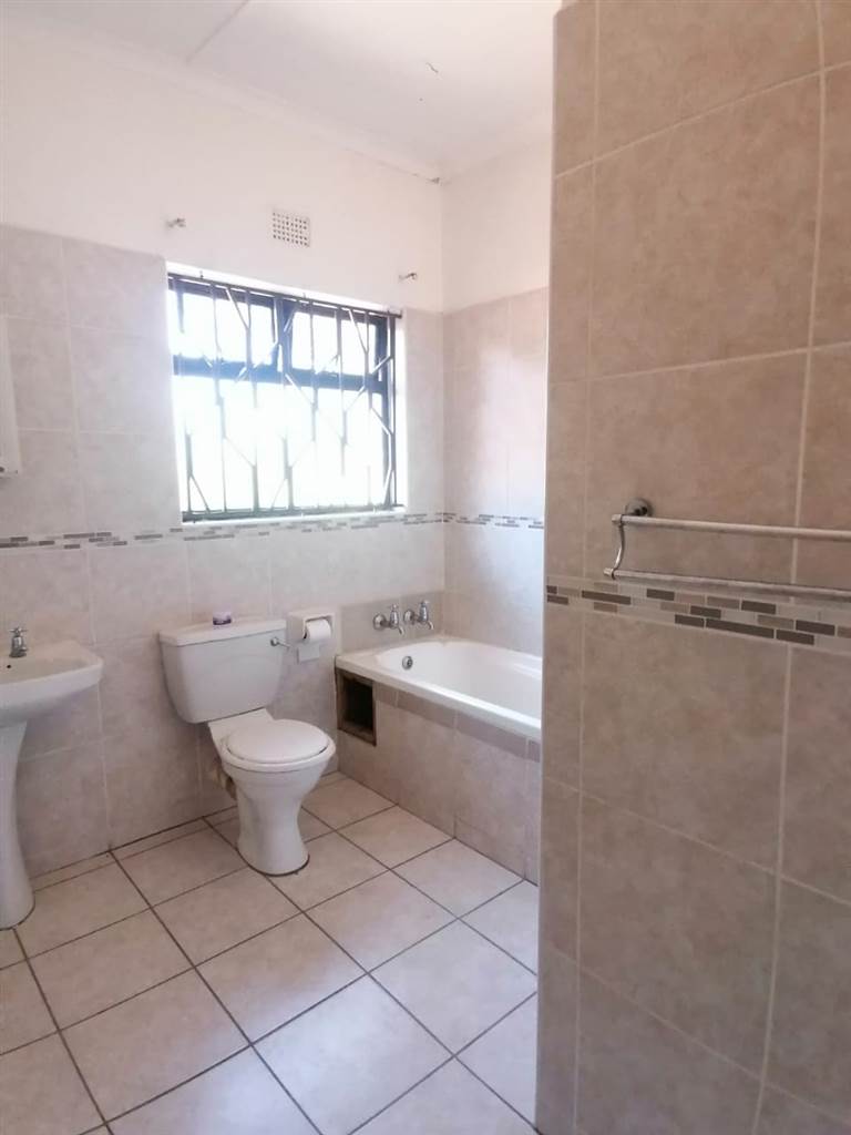 2 Bed Townhouse in Empangeni photo number 5