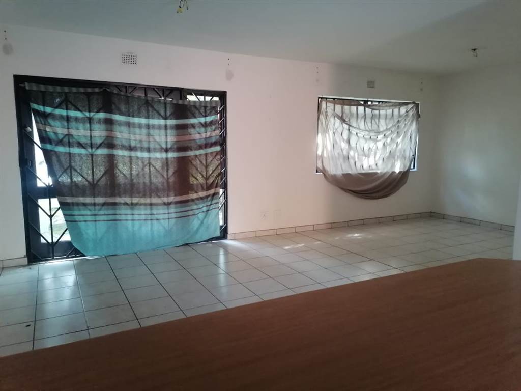 2 Bed Townhouse in Empangeni photo number 10