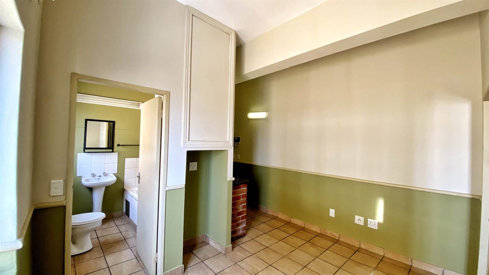 1 Bed Apartment in Johannesburg Central photo number 11