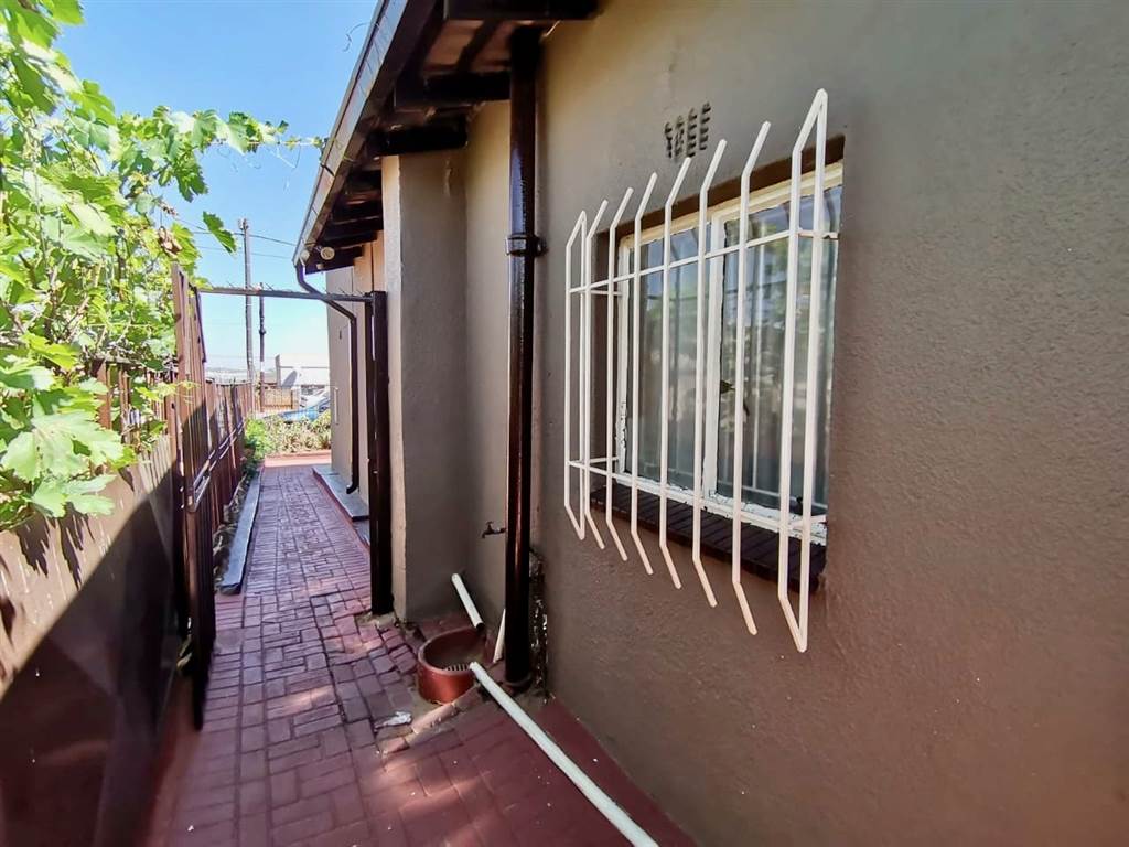 2 Bed House in Kagiso photo number 9